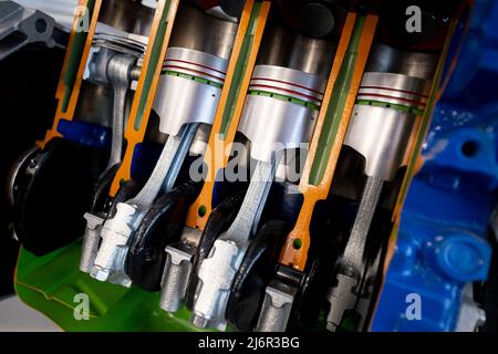 Ansicht der Durchschneidungsansicht des Automotors. Vierzylinder-Vierzylinder-Kolbenmotor in zwei Hälften geschnitten. Stockfoto