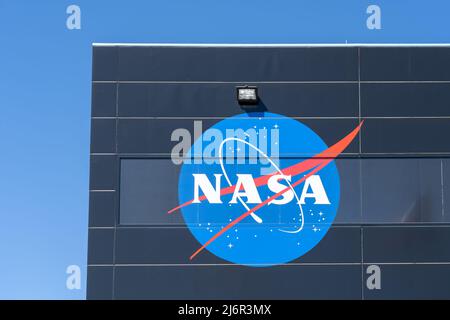 Houston, TX, USA - 12. März 2022: Nahaufnahme des NASA-Logos auf dem Gebäude im Space Center Houston. Die NASA ist eine Agentur der US-Bundesregierung. Stockfoto