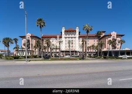 Galveston, TX, USA - 12. März 2022: Grand Galvez Hotel in Galveston, TX, USA. Das Grand Galvez Resort and Spa ist ein historisches Resorthotel am Strand Stockfoto