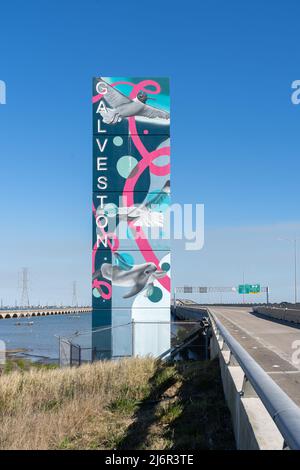 Galveston, Texas, USA - 12. März 2022: Ein Galveston-Begrüßungsschild neben dem Gulf Freeway in Galveston, Texas, USA. Galveston ist eine Inselstadt von Texas. Stockfoto