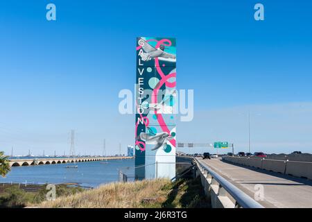 Galveston, Texas, USA - 12. März 2022: Ein Galveston-Begrüßungsschild neben dem Gulf Freeway in Galveston, Texas, USA. Galveston ist eine Inselstadt von Texas. Stockfoto