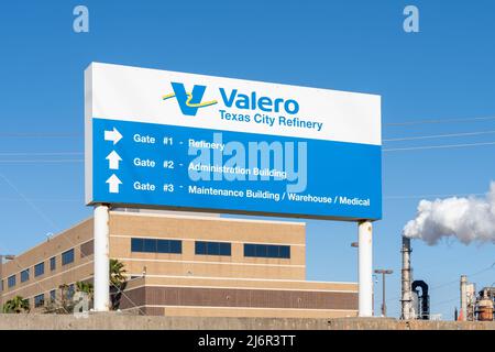 Texas City, TX, USA - 12. Februar 2022: Das Valero Texas City Refinery-Schild ist in Texas City, TX, USA zu sehen. Stockfoto