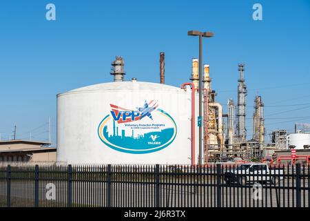 Texas City, TX, USA - 12. Februar 2022: Das VPP-Zeichen auf dem Öltank in einer Raffinerie . Stockfoto