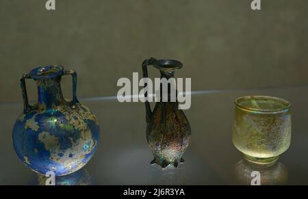 Römische Gläser. Links: 1.. Jahrhundert. Zentral und rechts: 3.-4. Jahrhunderte. Calouste Gulbenkian Museum. Lissabon, Portugal. Stockfoto