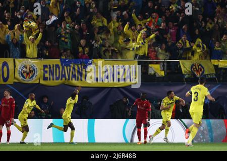 Villarreal, Spanien, 3.. Mai 2022. Boulaye Dia von Villarreal CF feiert mit seinen Teamkollegen, nachdem er der Mannschaft beim UEFA Champions League-Spiel im Estadio de la CER‡mica, Villarreal, eine 1-0-Führung gegeben hat. Bildnachweis sollte lauten: Jonathan Moscrop / Sportimage Stockfoto