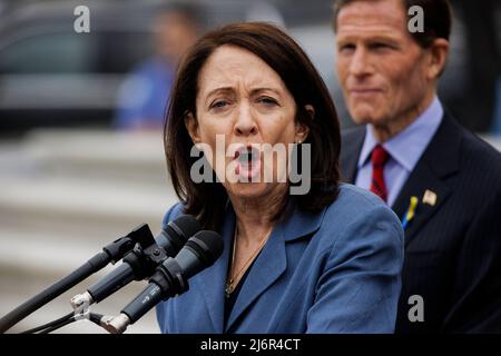 Senatorin Maria Cantwell (D-WA) prangert zusammen mit dem demokratischen Ausschuss des Senats den vom Obersten Gerichtshof der USA durchgesickerten Entwurf einer Entscheidung an, die die Wende von Roe gegen Wade aufheben und es Staaten ermöglichen würde, am 3. Mai 2022 auf dem Capitol Hill in Washington, DC, Abtreibungsverbote zu erlassen. Quelle: Samuel Corum / CNP /MediaPunch Stockfoto