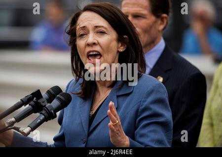 Senatorin Maria Cantwell (D-WA) prangert zusammen mit dem demokratischen Ausschuss des Senats den vom Obersten Gerichtshof der USA durchgesickerten Entwurf einer Entscheidung an, die die Wende von Roe gegen Wade aufheben und es Staaten ermöglichen würde, am 3. Mai 2022 auf dem Capitol Hill in Washington, DC, Abtreibungsverbote zu erlassen. Quelle: Samuel Corum / CNP /MediaPunch Stockfoto