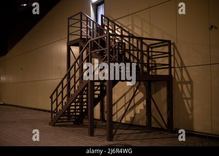 Notausflucht im Gebäude. Notausgang aus dem Haus. Glastreppe draußen. Tür im zweiten Stock. Stockfoto