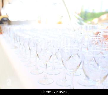 Catering Services Hintergrund mit Snacks und Gläser Wein auf Barkeeper Zähler im Restaurant Stockfoto