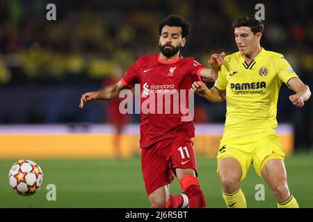 Villarreal, Spanien, 3.. Mai 2022. Mohamed Salah vom FC Liverpool und Pau Torres vom FC Villarreal während des UEFA Champions League-Spiels im Estadio de la CER‡mica, Villarreal. Bildnachweis sollte lauten: Jonathan Moscrop / Sportimage Stockfoto