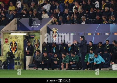 Villarreal, Spanien, 3.. Mai 2022. Unai Emery Cheftrainer von Villarreal CF applaudiert während des UEFA Champions League-Spiels im Estadio de la CER‡mica, Villarreal. Bildnachweis sollte lauten: Jonathan Moscrop / Sportimage Stockfoto