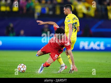 Liverpools Mohamed Salah und Villarreals Francis Coquelin (rechts) kämpfen während des UEFA Champions League-Halbfinales im Estadio de la Ceramica, Villarreal, um den Ball. Bilddatum: Dienstag, 3. Mai 2022. Stockfoto