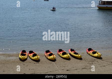 st Mawes, Cornwall - 2. Juli 202: Blick auf St Mawes an einem hellen Sommertag, Reihe von Kanus Stockfoto