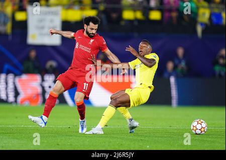 Mohamed Salah aus Liverpool und Pervis Estupinan aus Villarreal (rechts) kämpfen während des UEFA Champions League-Halbfinales im Estadio de la Ceramica, Villarreal, um den Ball. Bilddatum: Dienstag, 3. Mai 2022. Stockfoto