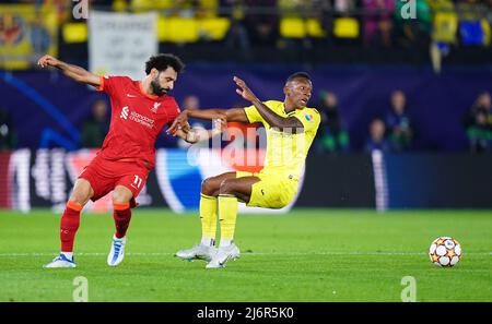 Mohamed Salah aus Liverpool und Pervis Estupinan aus Villarreal (rechts) kämpfen während des UEFA Champions League-Halbfinales im Estadio de la Ceramica, Villarreal, um den Ball. Bilddatum: Dienstag, 3. Mai 2022. Stockfoto