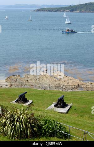 st Mawes, Cornwall - 2. Juli 202: Blick auf St Mawes an einem hellen Sommertag, Schlosskanonen Stockfoto