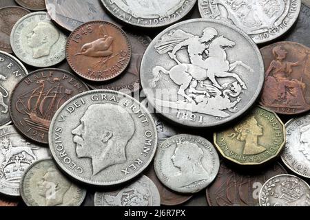 Eine Auswahl alter britischer Münzen aus dem 19. Und 20. Jahrhundert, darunter eine silberne Krone aus dem Jahr 1821 aus der Regierungszeit von George IV Stockfoto