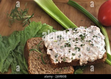 Thunfisch-Salat und Schnittlauch-Sandwich auf Weizenbrot, Salat, Tomaten grüne Zwiebel und Sellerie-Stick. Stockfoto