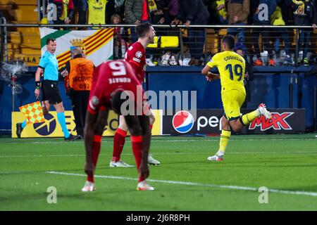 Francis C oquelin (Villarreal CF) feiert sein Tor unter der Dessperation von Ibrahima Konate (FC Liverpool) während des Fußballspiels Villarreal CF gegen Liverpool FC, UEFA Champions League, im Mai 03 2022 in Vilareal, Spanien Stockfoto