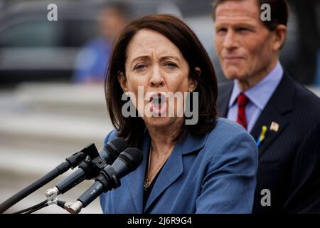 Senatorin Maria Cantwell (D-WA) prangert zusammen mit dem demokratischen Ausschuss des Senats den vom Obersten Gerichtshof der USA durchgesickerten Entwurf einer Entscheidung an, die die Wende von Roe gegen Wade aufheben und es Staaten ermöglichen würde, am 3. Mai 2022 auf dem Capitol Hill in Washington, DC, Abtreibungsverbote zu erlassen. Kredit: Samuel Corum / CNP Stockfoto