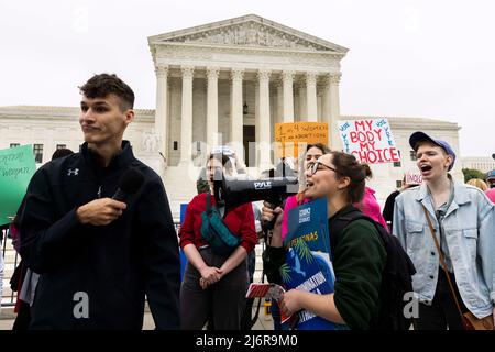 (220503) -- WASHINGTON, 3. Mai 2022 (Xinhua) -- Abtreibungsbefürworter und -Demonstranten versammeln sich vor dem Obersten Gerichtshof der Vereinigten Staaten, nachdem am 3. Mai 2022 ein Entwurf einer Stellungnahme zu Abtreibungsrechten in Washington, D.C., den Vereinigten Staaten, veröffentlicht wurde. Der Oberste Gerichtshof der Vereinigten Staaten wird eine Untersuchung über das Leck eines Entwurfs einer Stellungnahme zu Abtreibungsrechten einleiten, wie am Dienstag gesagt wurde. (Foto von Aaron Schwartz/Xinhua) Stockfoto