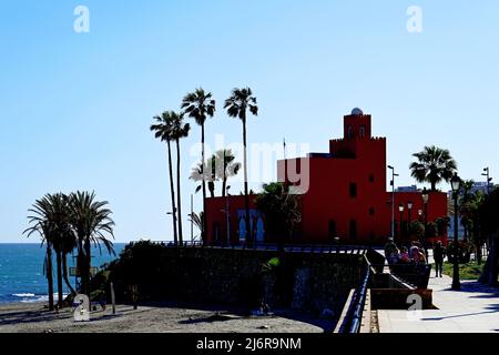 Spanien Andalusien Malaga Benalmadena Promenade und arabisches Bil Bil Touristeninformationszentrum vor blauem Himmel Stockfoto