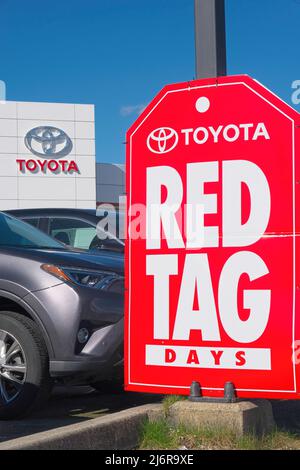 Toyota-Händler in Pitt Meadows, B. C., Kanada, mit Werbung für den Verkauf von Red Tag Days. Stockfoto