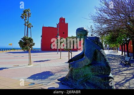 Spanien Andalusien Malaga Benalmadena Promenade und arabisches Schloss Bil Bil Touristeninformationszentrum mit Statue des historischen muslimischen Wissenschaftlers Ibn Stockfoto