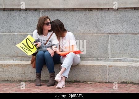 3. Mai 2022, Boston, Massachusetts, USA: Pro Choice-Aktivist hält während der Pressekonferenz bei MA Statehouse Steps ein Zeichen NEIN, Einen Tag nach dem Leck eines von Richter Samuel Alito verfassten Entwurfs einer Mehrheitsmeinung, der eine Mehrheit des Gerichts vorbereitete, um die bahnbrechende Abtreibungsrechtsentscheidung von Roe v. Wade im Laufe dieses Jahres in Boston zu kicken. (Foto von Keiko Hiromi/AFLO) Stockfoto