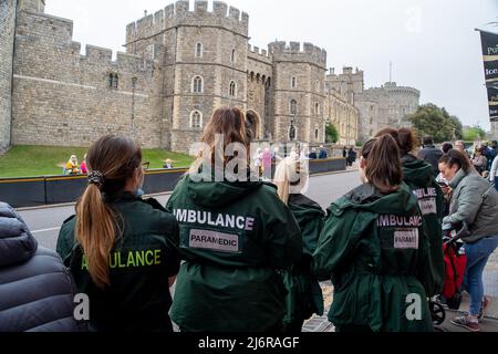Windsor, Großbritannien. 3.. Mai 2022. Sanitäter im Krankenwagen machen eine Pause und stehen vor Windsor Castle, um auf die Wachablösung zu warten. Quelle: Maureen McLean/Alamy Live News Stockfoto