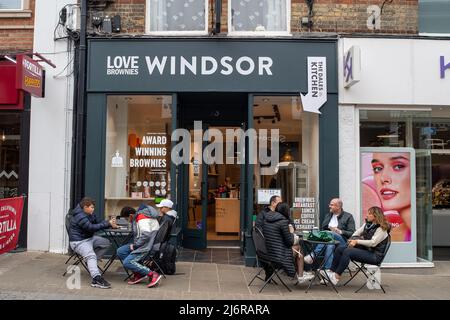 Windsor, Großbritannien. 3.. Mai 2022. Ein neues Love Windsor Brownies-Geschäft in der Peascod Street Windsor. Quelle: Maureen McLean/Alamy Live News Stockfoto