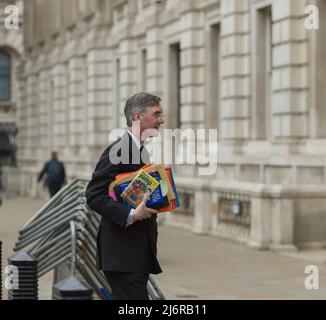 London uk 3. May 2022 Jacob Rees-Mogg, Minister für Brexit-Chancen und Effizienz der Regierung, kommt mit seinen Büchern ins Kabinett