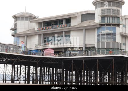 Weston-super-Mare, Großbritannien - Mai 2. 2022 - Blick auf den Grand Pier am Strand Stockfoto