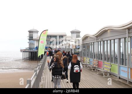 Weston-super-Mare, Großbritannien - 2. 2022. Mai - geschäftiges Grand Pier, das von Urlaubern besucht wird Stockfoto