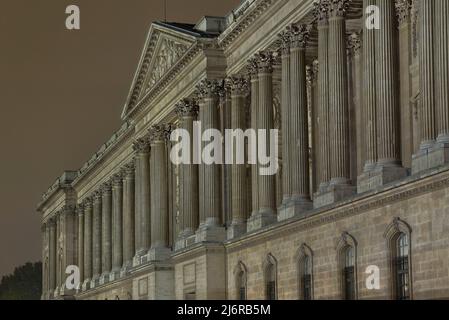 Die Kolonnade des musée du Louvre, die von König Ludwig dem 14. in Auftrag gegeben wurde, von Claude Perrault entworfen und 1670 erbaut wurde, gegenüber der Rue de l’Amiral Coligny. Stockfoto