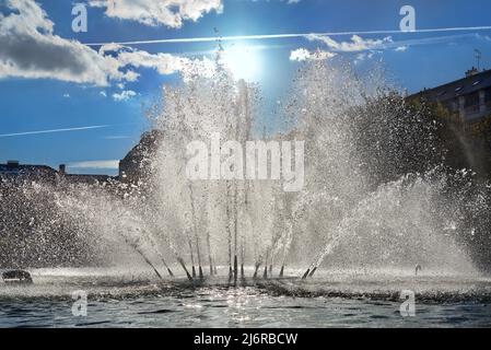 Wasser sprudelt im Brunnen in den Gärten des Palais-Royal, mit Blick nach Süden auf den Palast und die galerie Montpensier. Stockfoto