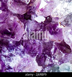 Amethyst ist eine violette Quarzsorte. Amethyst, ein Halbedelstein, wird oft in Schmuck verwendet und ist der traditionelle Geburtsstein für Februar Stockfoto