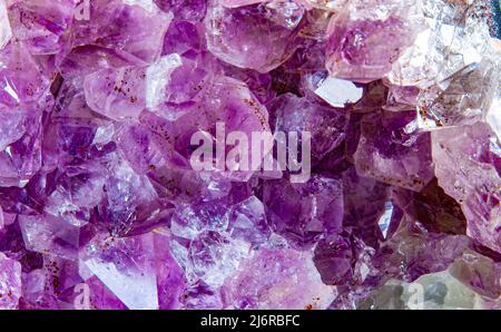 Amethyst ist eine violette Quarzsorte. Amethyst, ein Halbedelstein, wird oft in Schmuck verwendet und ist der traditionelle Geburtsstein für Februar Stockfoto