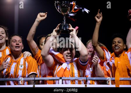 London, England. 03/05/2022, Ashford feiern den Gewinn der Capital Womens Senior Cup Spiel Finale Ashford (Middlesex) und Dulwich Hamlet bei Meadowbank in London, England. Liam Asman/SPP Stockfoto