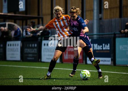 London, England. 03/05/2022, Jade Johnson (11 Ashford) und Asia Harbour Brown (18 Dulwich Hamlet) in Aktion während des Capital Womens Senior Cup Spiels zwischen Ashford (Middlesex) und Dulwich Hamlet in der Meadowbank in London, England. Liam Asman/SPP Stockfoto