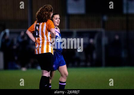 London, England. 03/05/2022, Anya Kinnane (6 Ashford) und Sophie Manzi (9 Dulwich Hamlet) während des Capital Womens Senior Cup Spiels zwischen Ashford (Middlesex) und Dulwich Hamlet bei der Meadowbank in London, England. Liam Asman/SPP Stockfoto