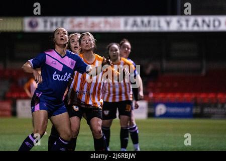 London, England. 03/05/2022, Saskia Philp (7 Dulwich Hamlet) , Jade Johnson (11 Ashford) während des Capital Womens Senior Cup Spiels zwischen Ashford (Middlesex) und Dulwich Hamlet bei der Meadowbank in London, England. Liam Asman/SPP Stockfoto