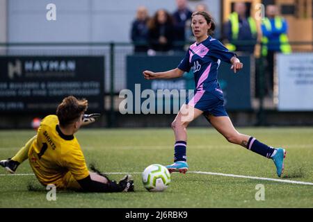 London, England. 03/05/2022, Lucy Monkman (14 Dulwich Hamlet) mit einer Chance auf das Tor während des Capital Womens Senior Cup Spiel zwischen Ashford (Middlesex) und Dulwich Hamlet bei Meadowbank in London, England. Liam Asman/SPP Stockfoto