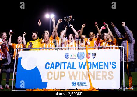 London, England. 03/05/2022, Ashford feiert den Gewinn des Capital Womens Senior Cup Finales zwischen Ashford (Middlesex) und Dulwich Hamlet in der Meadowbank in London, England. Liam Asman/SPP Stockfoto