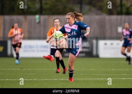 London, England. 03/05/2022, Sophie Manzi (9 Dulwich Hamlet) in Aktion während des Capital Womens Senior Cup Spiel zwischen Ashford (Middlesex) und Dulwich Hamlet bei Meadowbank in London, England. Liam Asman/SPP Stockfoto