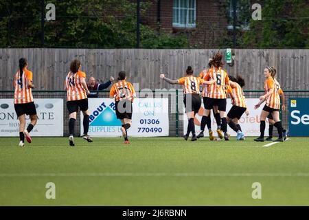 London, England. 03/05/2022, Ashford feiern ihr firs Tor durch Ashley Cheatley (16 Ashford) während des Capital Womens Senior Cup Spiels zwischen Ashford (Middlesex) und Dulwich Hamlet bei Meadowbank in London, England. Liam Asman/SPP Stockfoto