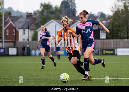 London, England. 03/05/2022, Jade Johnson (11 Ashford) und Asia Harbour Brown (18 Dulwich Hamlet) in Aktion während des Capital Womens Senior Cup Spiels zwischen Ashford (Middlesex) und Dulwich Hamlet in der Meadowbank in London, England. Liam Asman/SPP Stockfoto