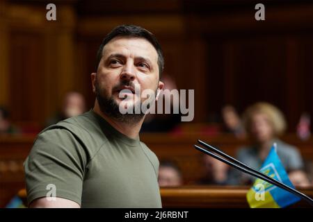 Kiew, Ukraine. 03. Mai 2022. Der ukrainische Präsident Wolodymyr Zelenskyy hält am 3. Mai 2022 in Kiew, Ukraine, eine Rede vor dem Werchowna Rada oder dem parlament. Der spätere britische Premierminister Boris Johnson hielt per Videokonferenz eine beispiellose Rede an das parlament, in der er den Krieg als „die schönste Stunde der Ukraine“ bezeichnete. Quelle: Ukrainische Präsidentschaft/Ukrainische Präsidentschaft/Alamy Live News Stockfoto