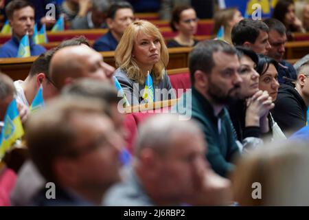 Kiew, Ukraine. 03. Mai 2022. Mitglieder des ukrainischen Parlaments hören dem britischen Premierminister Boris Johnson während einer Sondersitzung am 3. Mai 2022 in Kiew, Ukraine, eine Videorede zu. Johnson gab eine beispiellose Ansprache ab, die den Krieg „die schönste Stunde der Ukraine“ nannte. Quelle: Ukrainische Präsidentschaft/Ukrainische Präsidentschaft/Alamy Live News Stockfoto