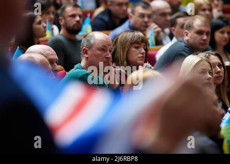 Kiew, Ukraine. 03. Mai 2022. Mitglieder des ukrainischen Parlaments hören dem britischen Premierminister Boris Johnson während einer Sondersitzung am 3. Mai 2022 in Kiew, Ukraine, eine Videorede zu. Johnson gab eine beispiellose Ansprache ab, die den Krieg „die schönste Stunde der Ukraine“ nannte. Quelle: Ukrainische Präsidentschaft/Ukrainische Präsidentschaft/Alamy Live News Stockfoto